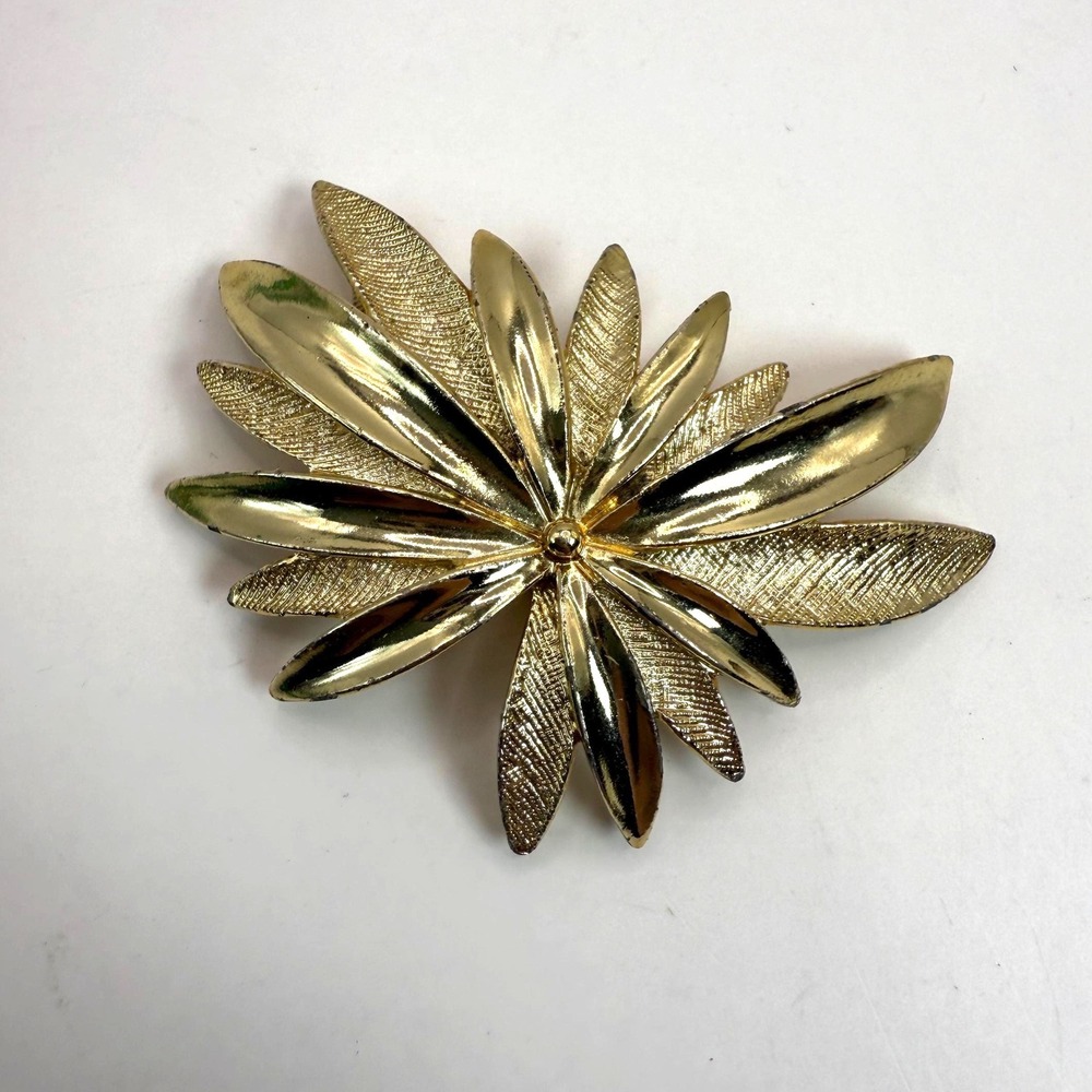 Vintage Sarah Coventry Gold Tone Floral Brooch – Textured Petal Starburst Pin